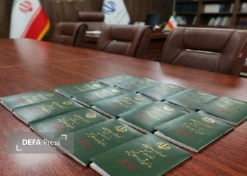 اهدای شناسنامه به خانواده ۱۳ شهید «جنگ  ۱۲ روزه» زنجان