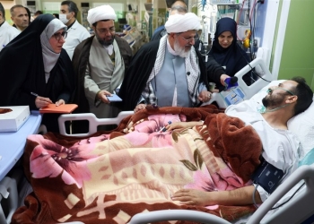 عیادت نمایندگان امام خامنه‌ای از جانبازان